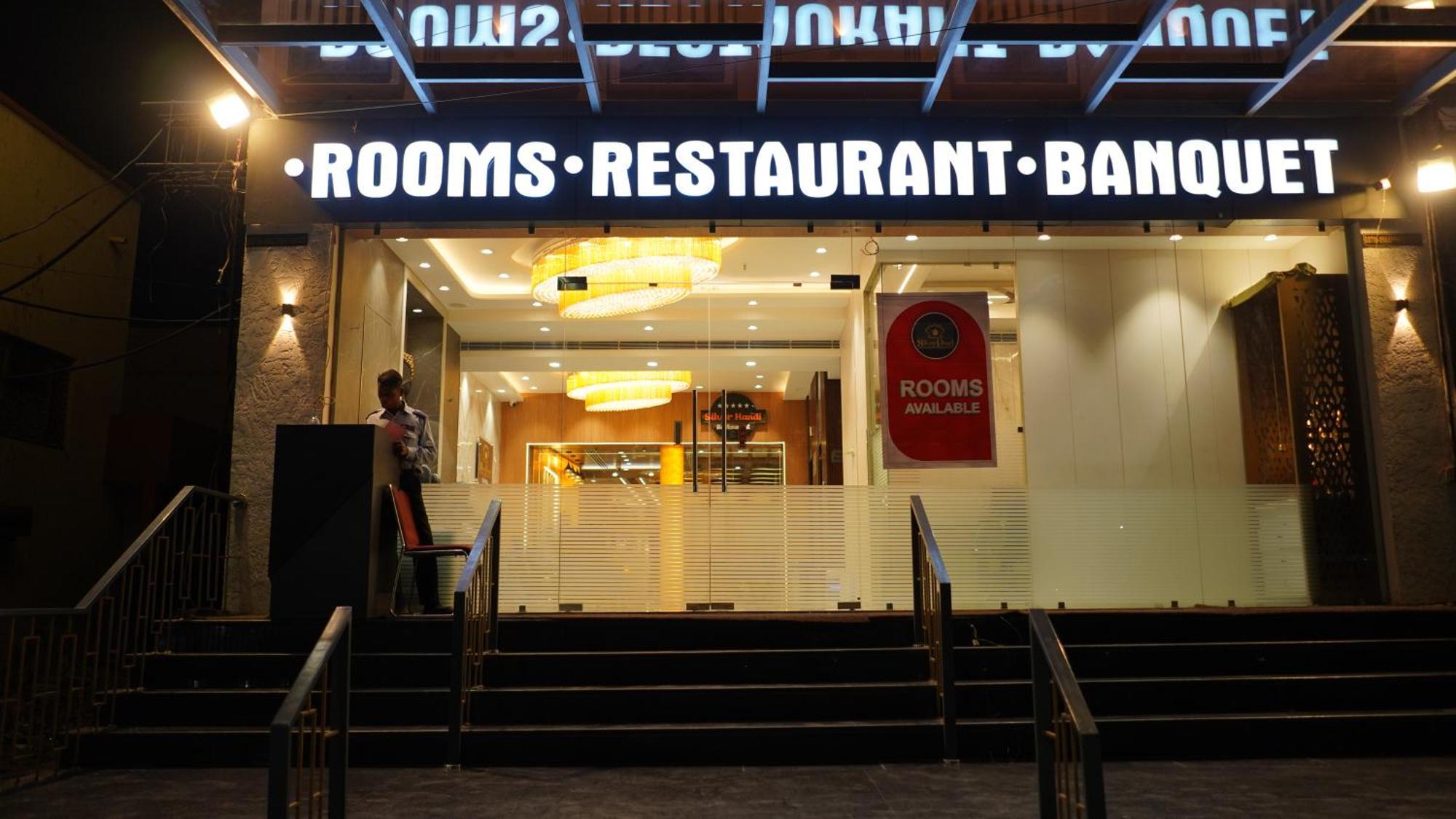 Hotel Silver Pearl Aligarh Bagian luar foto