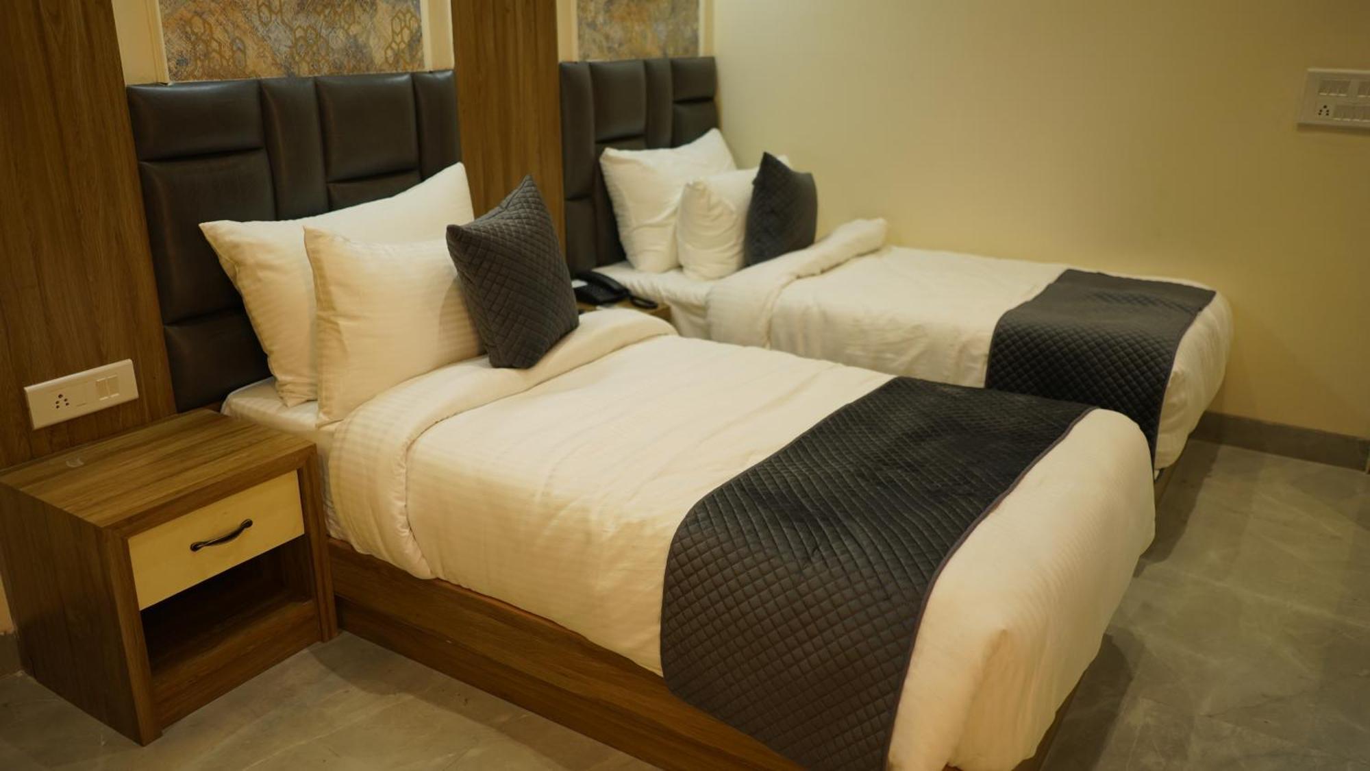 Hotel Silver Pearl Aligarh Bagian luar foto