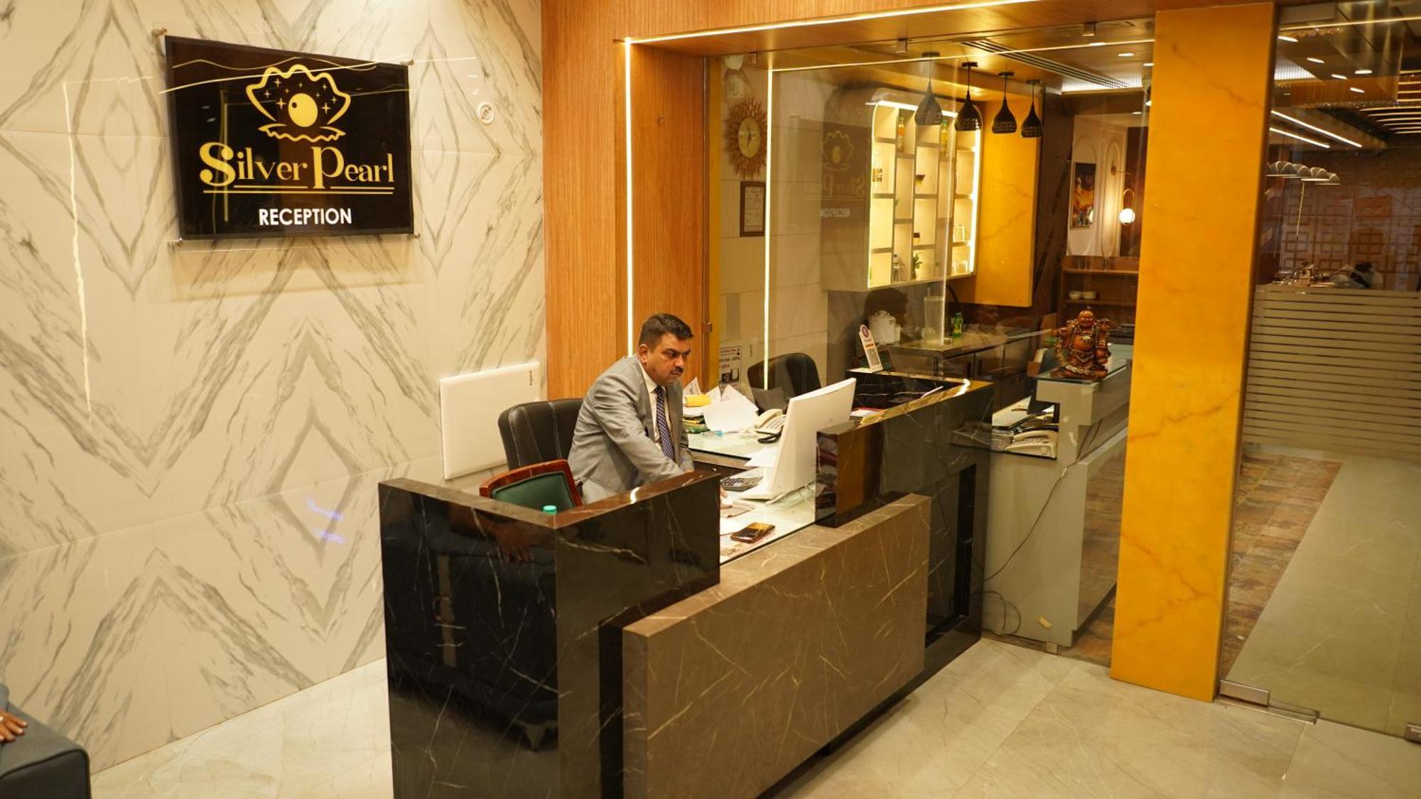 Hotel Silver Pearl Aligarh Bagian luar foto