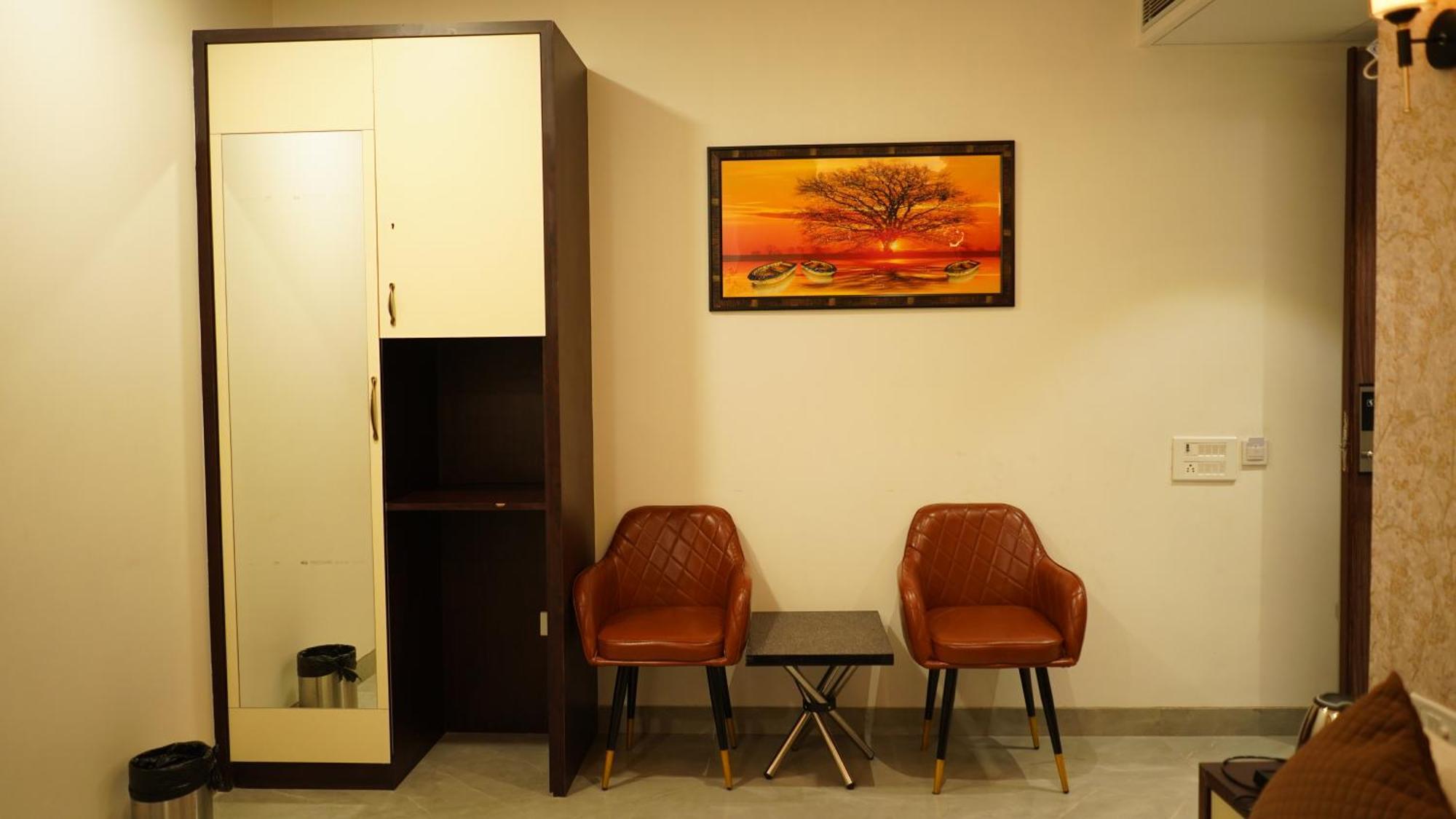 Hotel Silver Pearl Aligarh Bagian luar foto