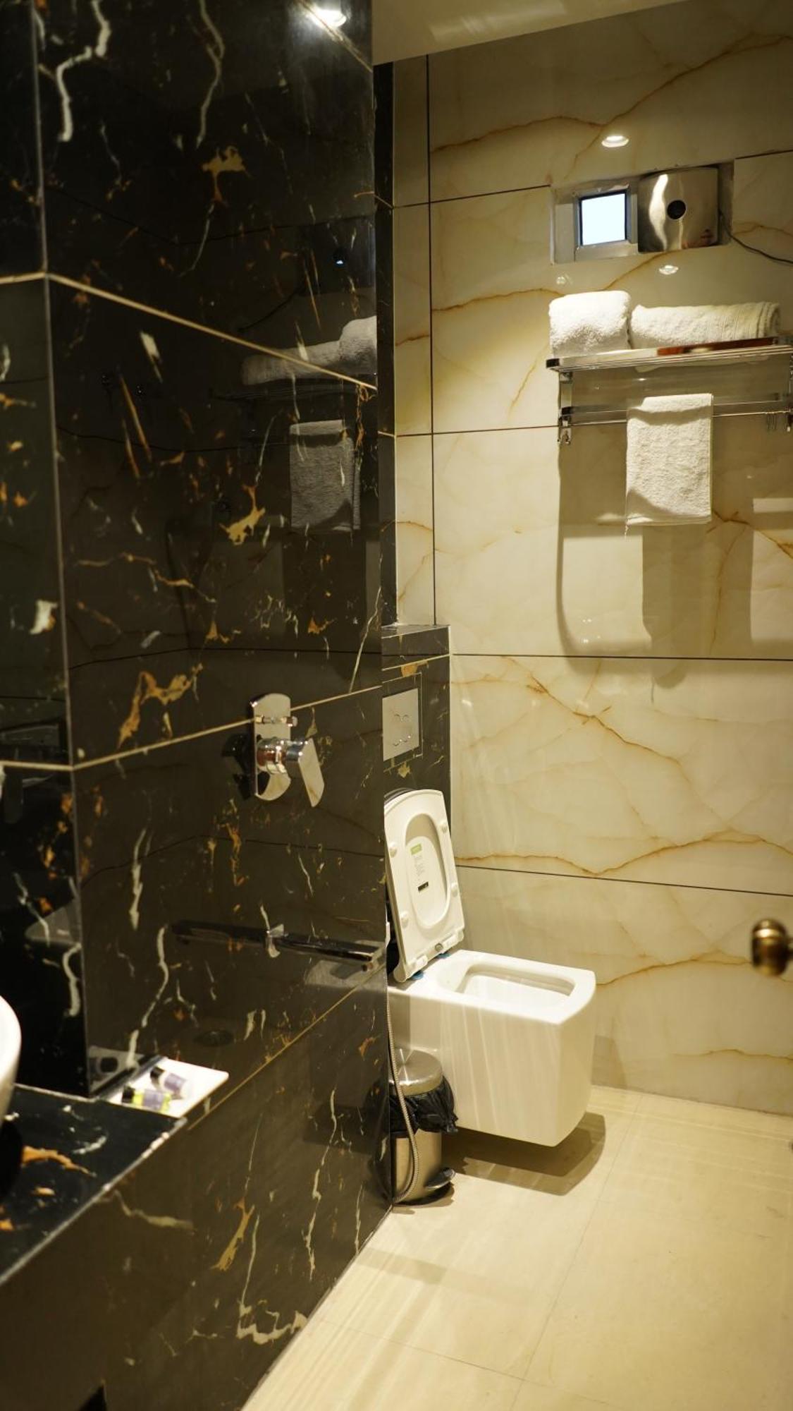 Hotel Silver Pearl Aligarh Bagian luar foto
