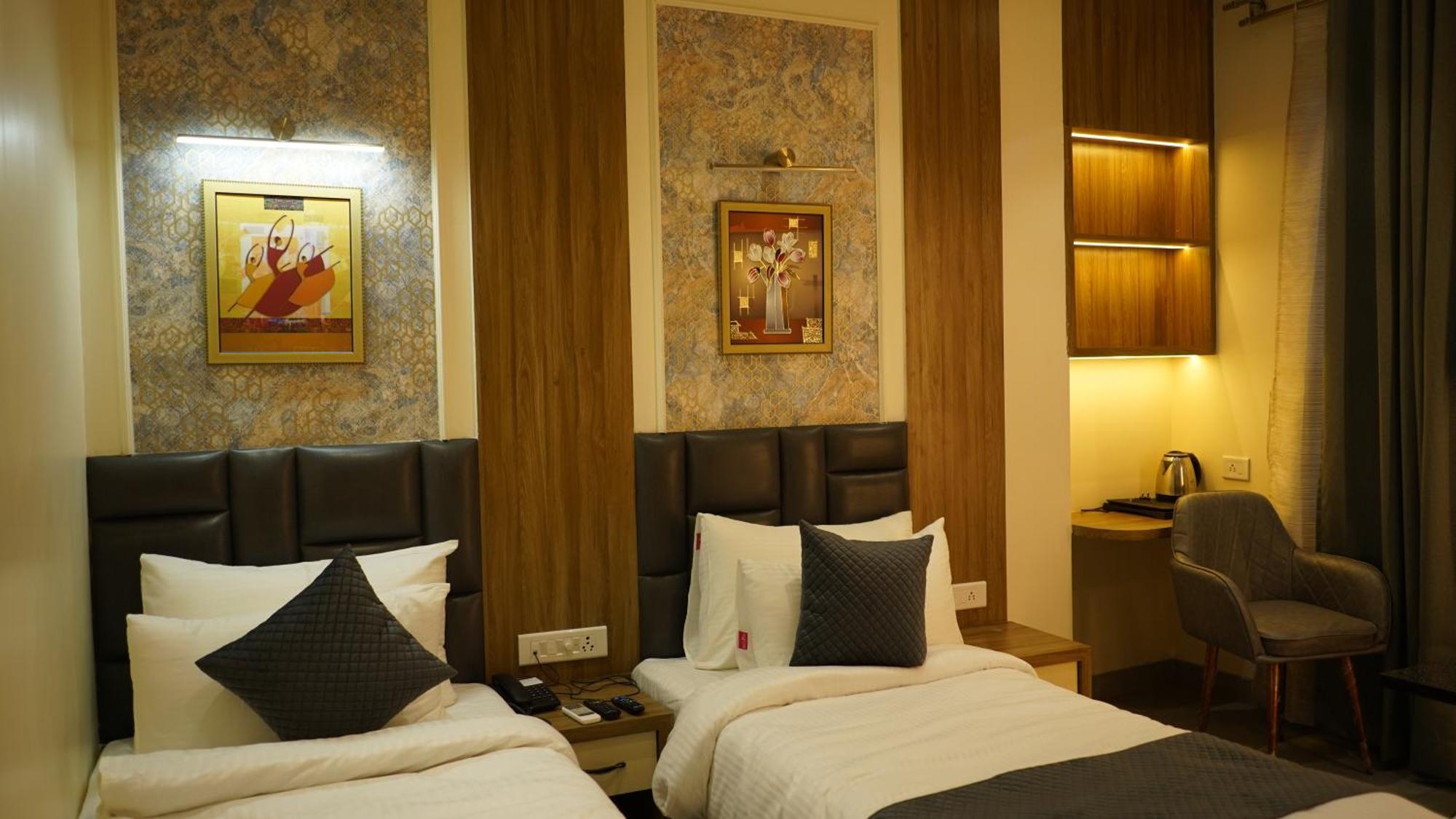 Hotel Silver Pearl Aligarh Bagian luar foto